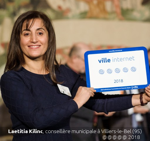 Laetitia Kilinc, conseillère municipale à Villiers-le-Bel, montre le panneau @@@@@ 2018