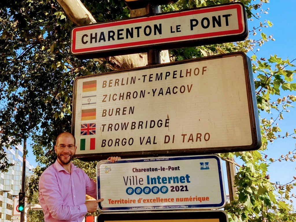 Panneau d'entrée de ville à Charenton-le-Pont : Ville Internet @@@@@ 2021 - Territoire d'excellence numérique